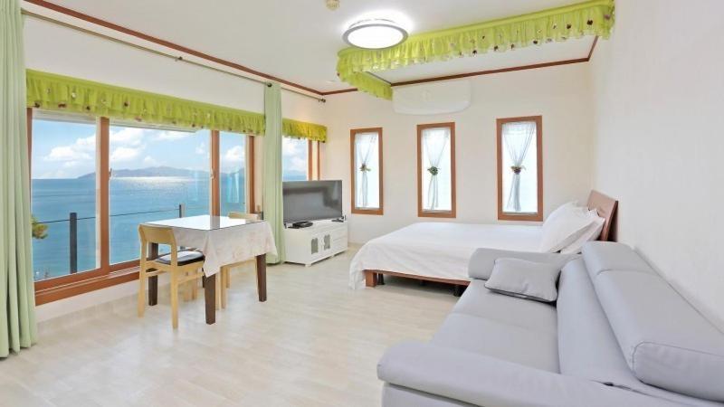 Namhae Eunbit Bada Pension الغرفة الصورة